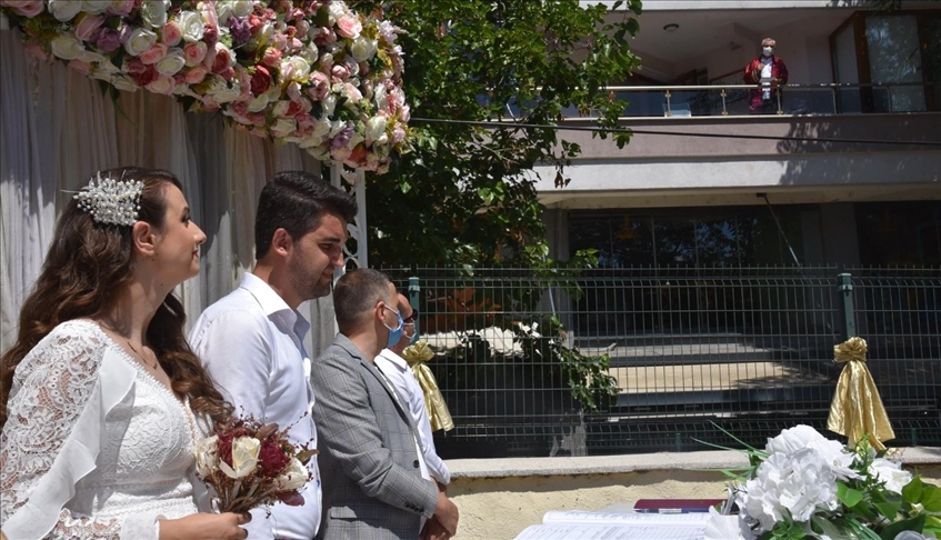 Vjenčanje u pandemiji: Načelnik u izolaciji sa balkona vjenčao mladi par