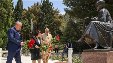Şentop, Bakü'de Haydar Aliyev'in anıt mezarını, Şehitler Hıyabanı'nı ve Bakü Türk Şehitliği'ni ziyaret etti