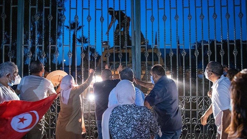 Саудовская Аравия призвала к поддержке властей Туниса
