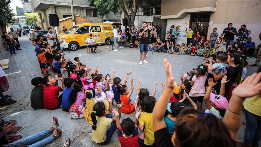 لتخفيف آثار الحرب.. "حافلة موسيقى" تجوب شوارع غزة