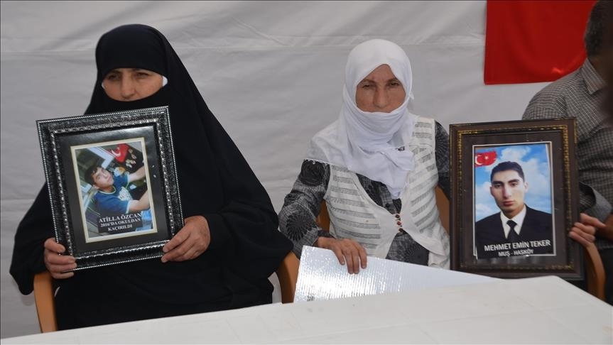 Li Mûşê malbatên ku zarokên wan revandine çiyê li ber avahiya HDPyê çalakiya rûniştinê kirin
