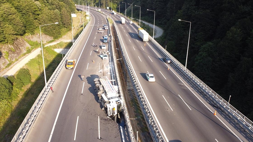 Bolu Dağı Tüneli çıkışında devrilen tır trafiği aksattı