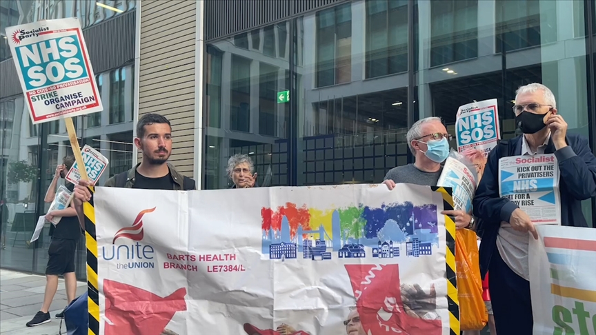 İngiltere'de sağlık çalışanları Kovid-19 sürecinde koruyucu ekipman eksikliğini protesto etti