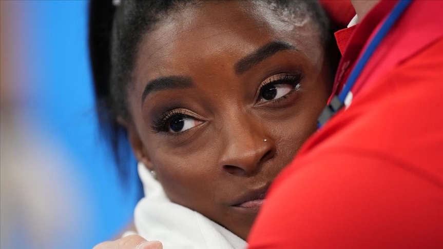 Campeona olímpica Simone Biles se retira de la final de gimnasia por equipos por su salud mental