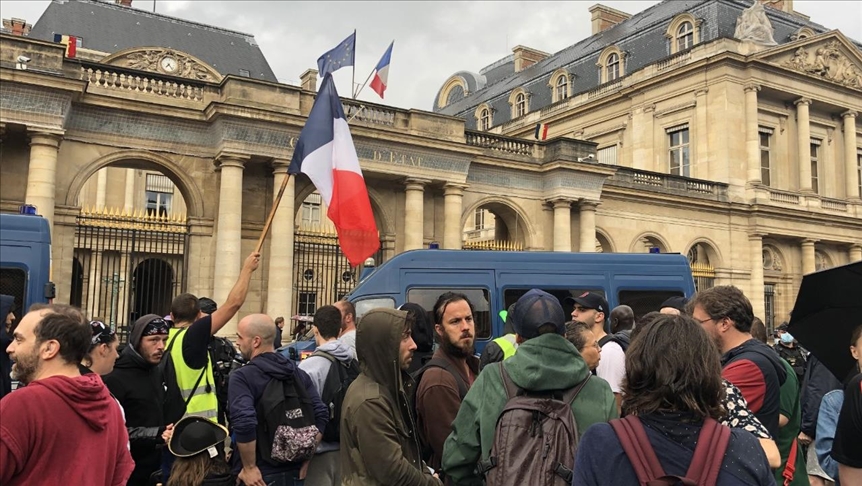 Cientos de personas protestan en Francia contra el pase obligatorio de salud COVID-19
