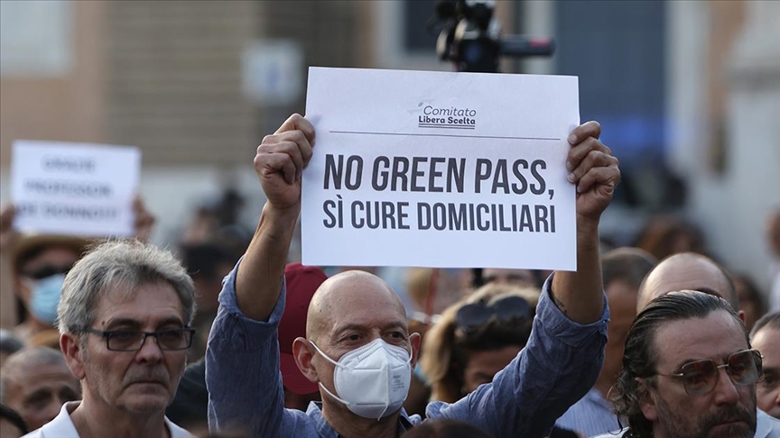 İtalya'da Kovid-19 önlemleri çerçevesinde çıkarılan 'Yeşil Geçiş' belgesine yönelik protestolar sürüyor