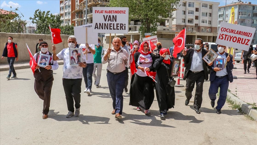 Vanlı aileler çocuklarına kavuşmak için HDP İl Başkanlığı önünde eylem yaptı