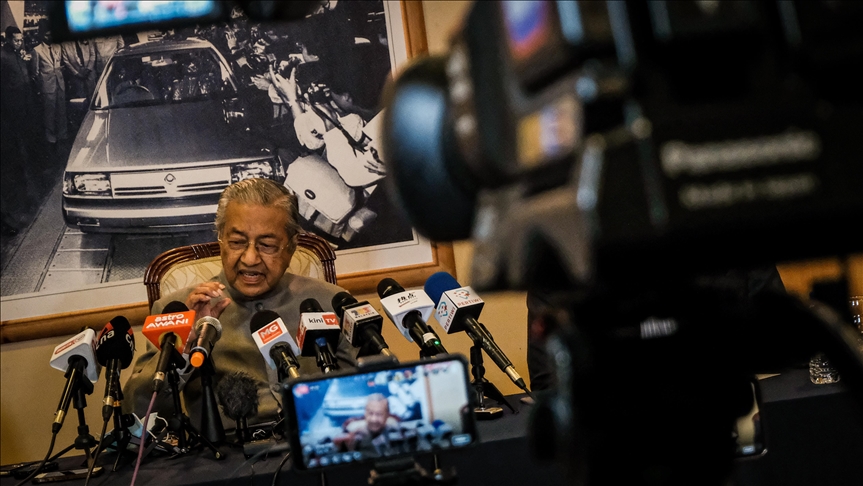 Mahathir desak PM Muhyiddin mundur di tengah krisis politik Malaysia