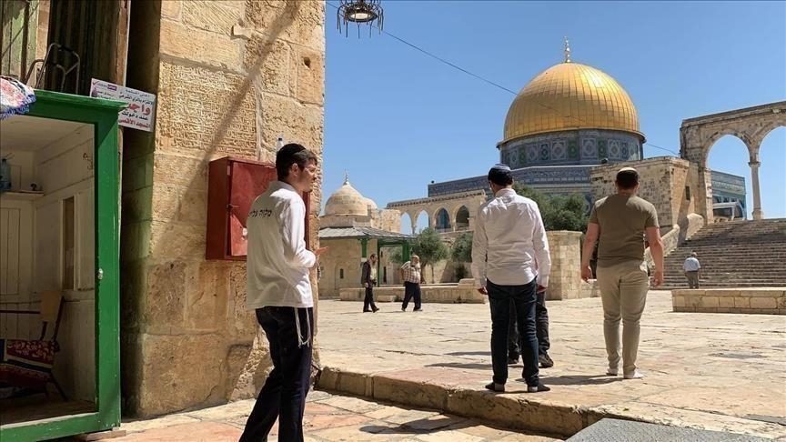 Scores of Israeli settlers storm Al-Aqsa complex in Jerusalem