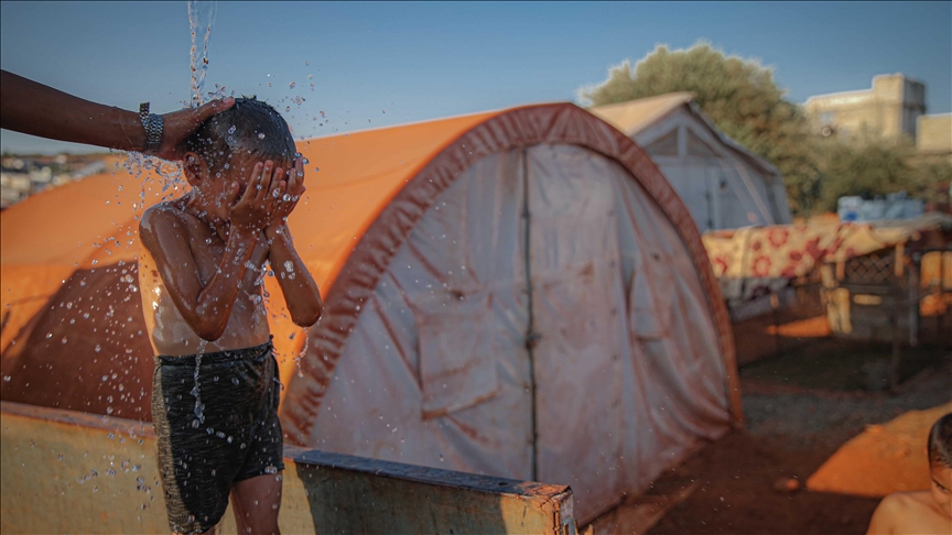 El abrazador calor y las difíciles condiciones que deben enfrentar los desplazados en Idlib, Siria