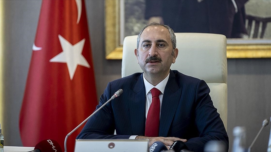 Adalet Bakanı Gül, başsavcılıklarca yangınların sebebinin her yönüyle araştırıldığını bildirdi