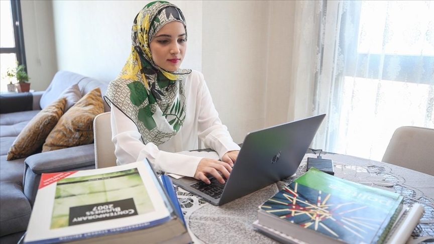 Suriye'deki iç savaştan kaçtı, Türkiye'de üniversiteyi birincilikle bitirdi
