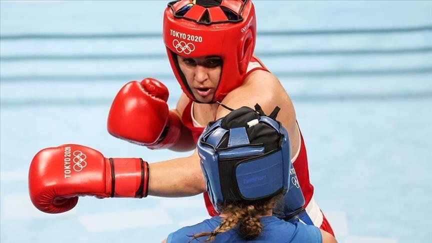 Турската боксерка Бусеназ Сурменели стигна до полуфиналето на Олимпијадата во Токио