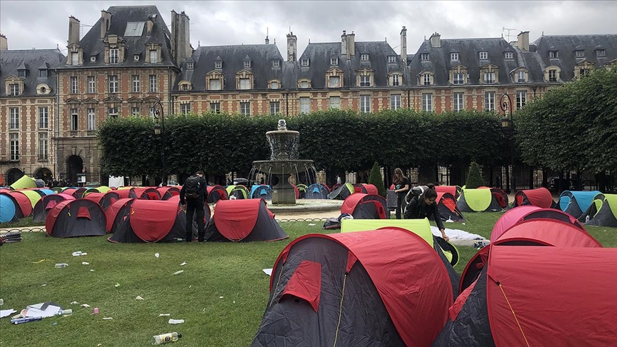 Fransa'da 400 evsiz Paris'in en turistik yerlerinden Vosges Meydanı'nda çadır kurdu