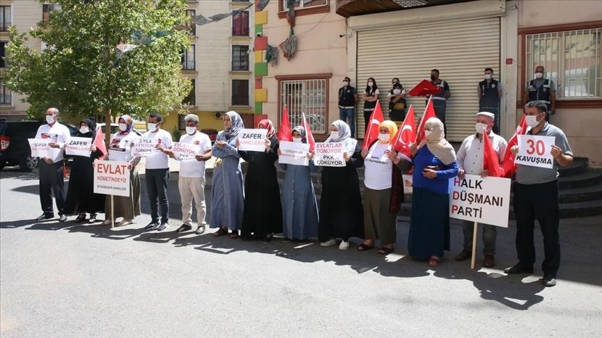 Malbatên gihîştin ewladên xwe kêfxweşiya xwe bi malbatên li pêş HDPê nobetê didomînin ra parve kirin