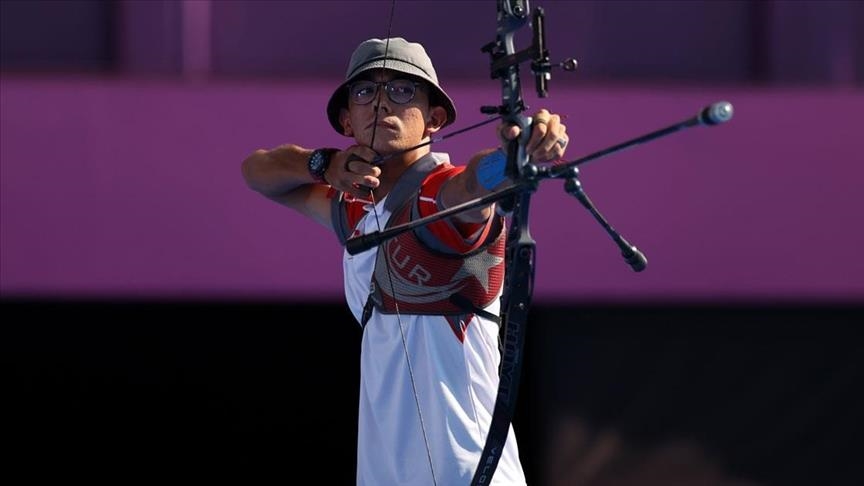 JO Tokyo 2020 : le Turc Mete Gazoz remporte une médaille d'or historique au tir à l'arc
