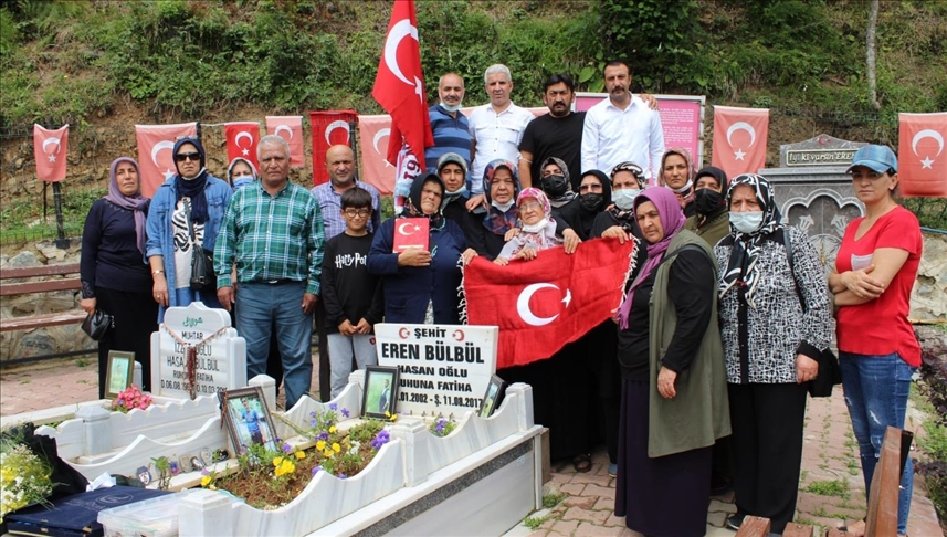Kırşehirli şehit aileleri, 'Bozkırdan Karadeniz'e Kardeşlik Gezisi'nde şehit Eren Bülbül'ün ailesini ziyaret etti