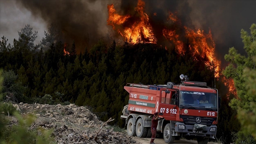 Continúa la lucha terrestre y aérea contra los incendios forestales en Antalya, Turquía