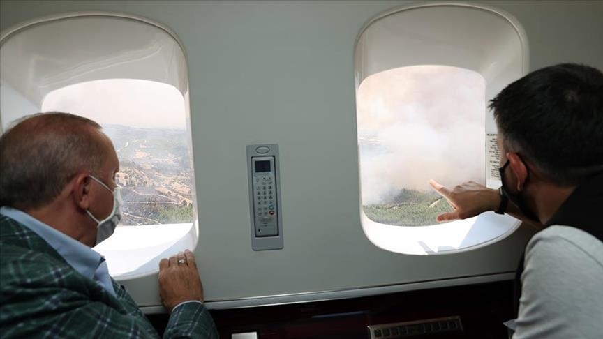 Эрдоган облетел на вертолете зону лесных пожаров в Анталье