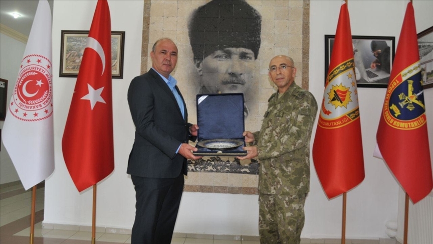 Polatlı'da yangın çıkarmaya çalışan şüpheliye müdahale eden emekli albaya plaket verildi