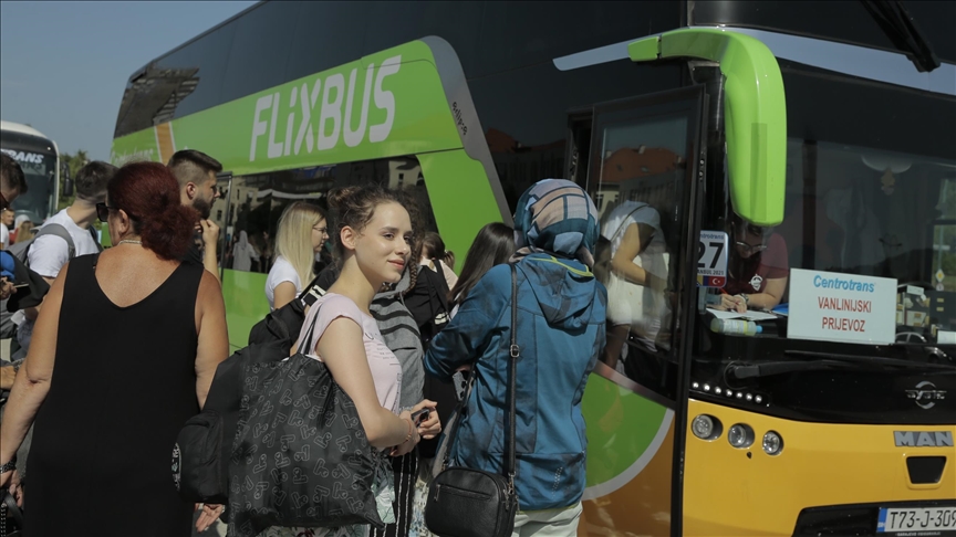 Oko 1.500 mladih iz BiH krenulo na ”Studentski pohod” u Istanbul