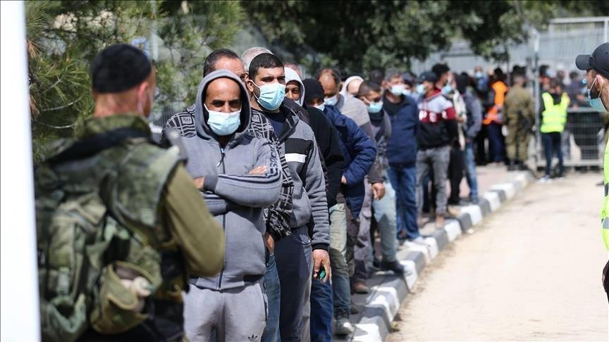 Israel grants 15,000 work permits to Palestinians