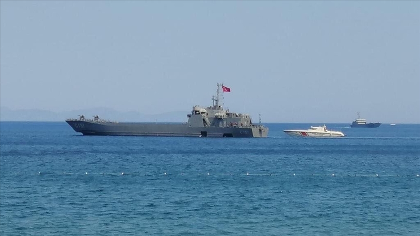 Marmaris'in Turunç Mahallesi'ndeki yangından etkilenenlerin tahliyesi için iki çıkartma gemisi bölgeye gönderildi