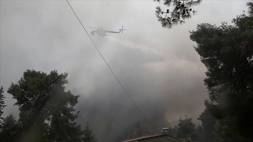 Autoridades forestales de Grecia intentan controlar incendios en la región de Acaya