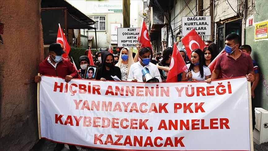 Ji ber ku li Diyarbekirê 3 malbatên din jî gihîştin zarokên xwe hêviya dayikên ji Hekariyê zêde bû
