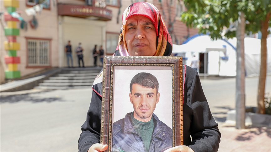 Kardeşine kavuşan abladan oturma eyleminin 700'üncü gününde Diyarbakır annelerine destek ziyareti