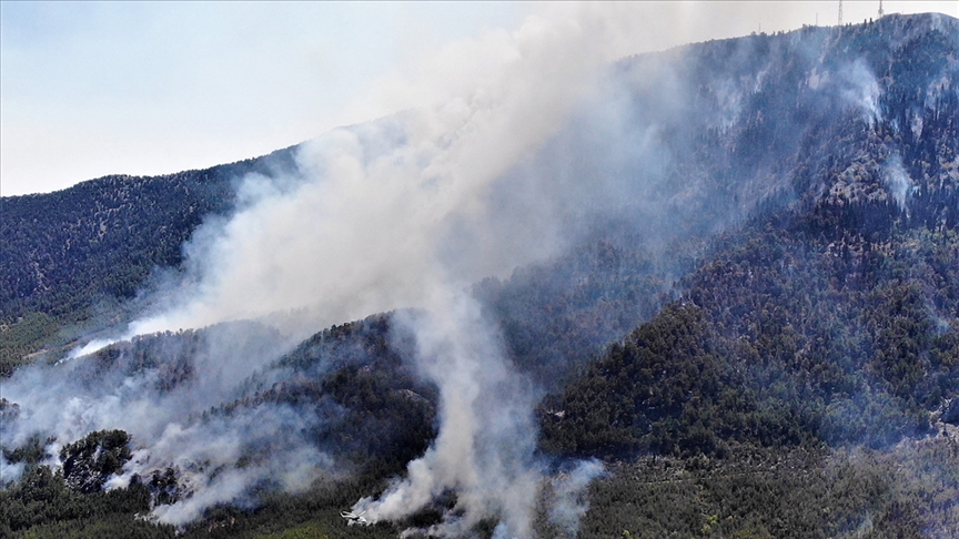 Akseki'deki orman yangınına havadan ve karadan müdahale sürüyor