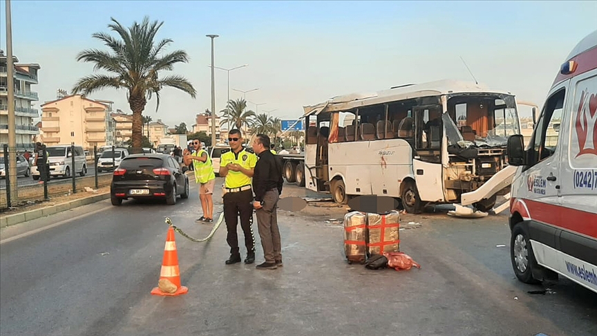 Antalya'da tur midibüsünün devrilmesi sonucu 3 kişi öldü, 16 kişi yaralandı