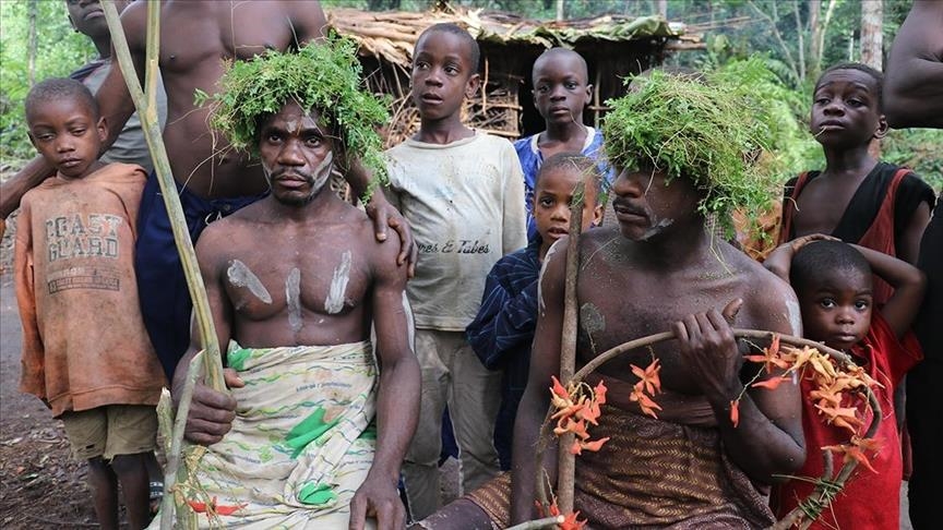 Les Pygmées, l'un des plus anciens peuple d'Afrique, restent fidèles à leur mode de vie millénaire