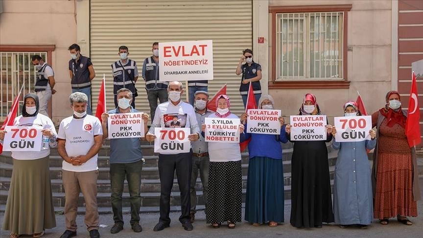 Dayikên Diyarbekirê 701 roj in seba ewladên xwe nobetê digirin