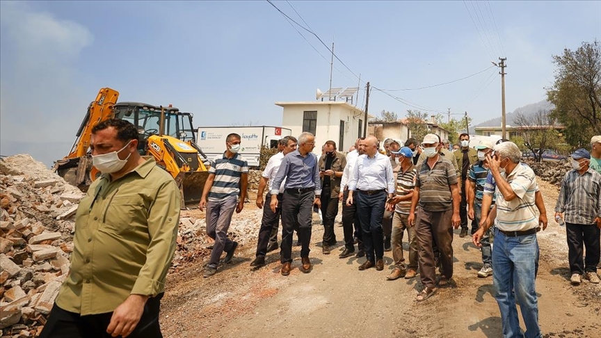 Bakan Karaismailoğlu, Manavgat'taki yangının etkili olduğu mahallelerde incelemede bulundu