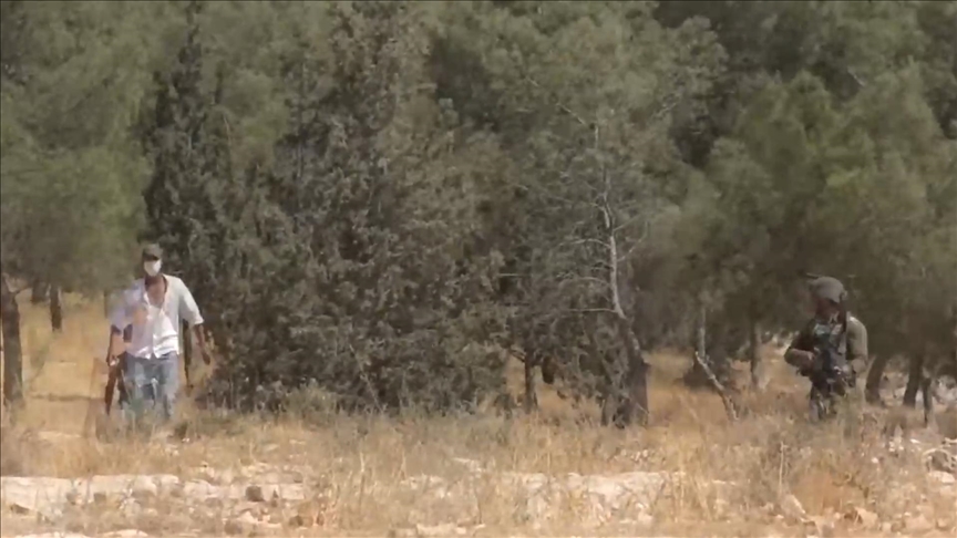 فيديو يظهر مستوطنا يُطلق النار على فلسطينيين من سلاح جندي