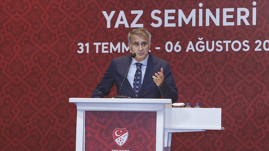 A Milli Takım Teknik Direktörü Güneş hakemlerle buluştu: VAR’a güvenerek değil kendinize güvenerek maç idare edin