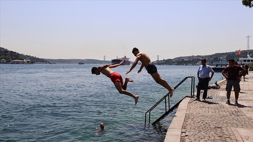 İstanbullular sıcak havada Boğaz'ın sularında serinledi