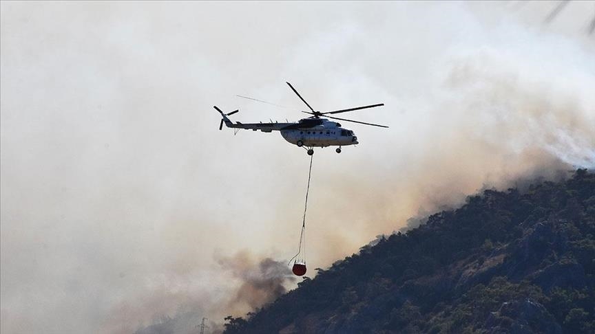 Firefighters battling to contain wildfires in SW Turkey