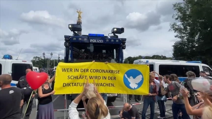 Manifestation à Berlin : Les images de policiers frappant un jeune homme font le tour de la toile