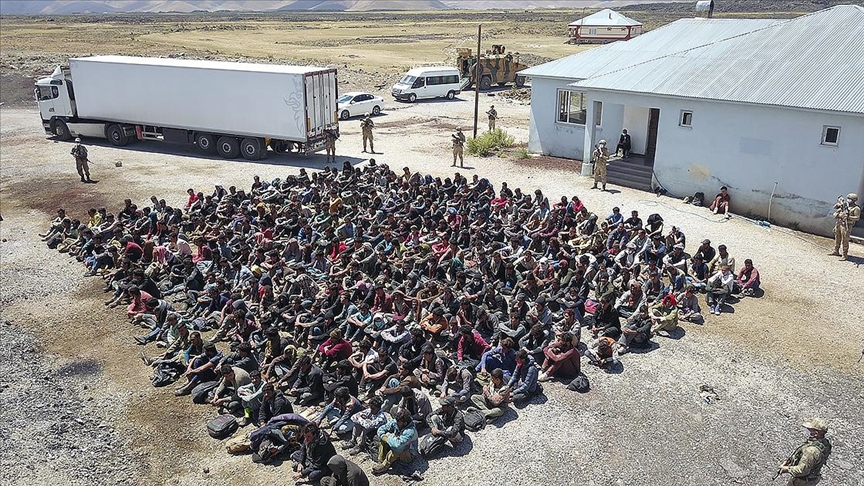 Jandarma ekiplerinin durdurduğu tırın dorsesinde 300 düzensiz göçmen yakalandı