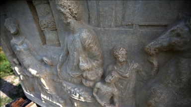 Parion Antik Kenti'nde bulunan 1900 yıllık mezar taşı dönem tarihine ışık tuttu