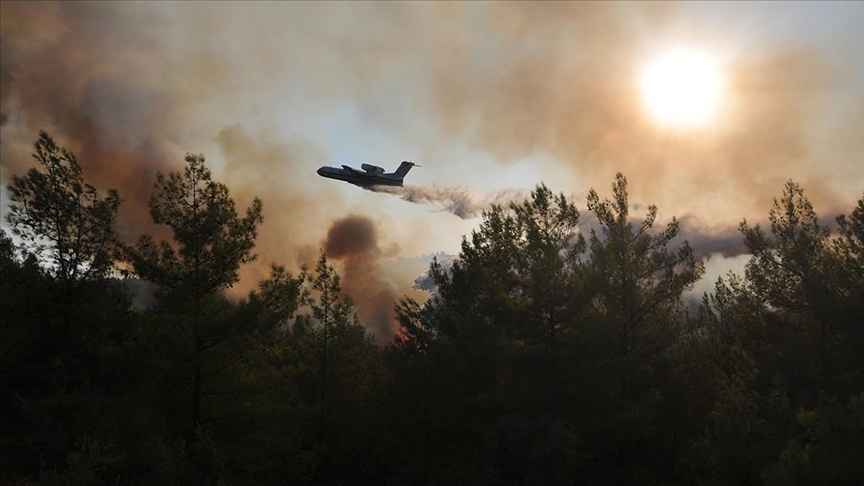 Bakan Çavuşoğlu: Manavgat'ta 6 uçak, 2 insansız hava aracı, 2'si yönetim 17 helikopter ile çalışmayı sürdürdük