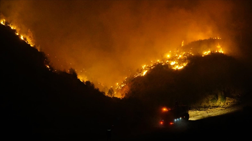 Fire reaches more residential areas of southern Turkey, forcing evacuations