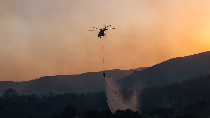 Muğla'daki yangın sırasında helikopterden bırakılan suyun altında kalan kişi şans eseri yaralanmadı