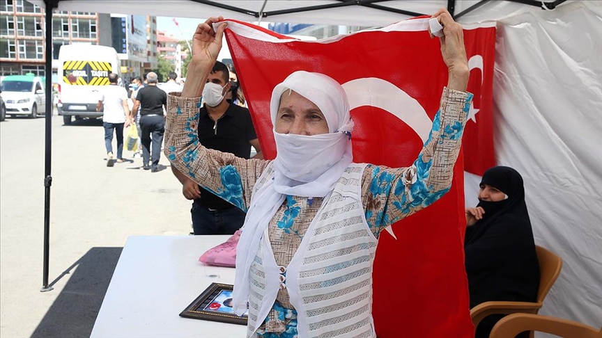 Muş'ta çocukları terör örgütü PKK tarafından dağa kaçırılan aileler HDP binası önünde eylem yaptı