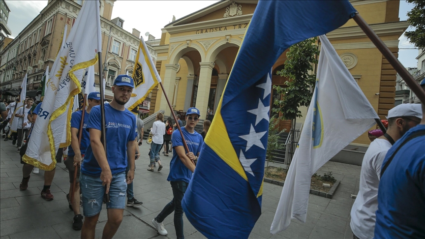 Odbrana BiH – Igman 2021: Defile učesnika sa zastavama jedinica Armije i MUP-a RBiH
