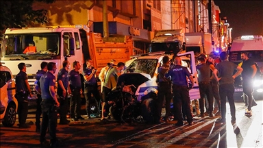 İzmir'de polis aracıyla otomobilin çarpışması sonucu 1 polis şehit oldu