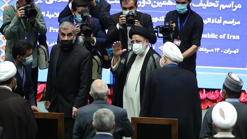 الرئيس الإيراني الجديد يؤدي اليمين الدستورية 