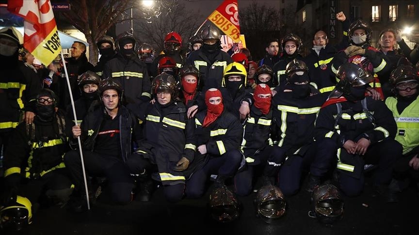 French firefighters union issues strike notice over mandatory COVID vaccination